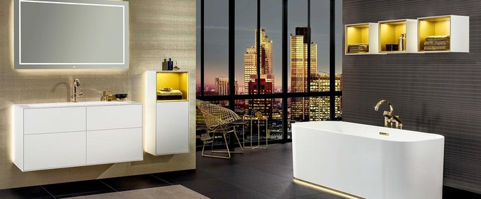 Ein modernes Badezimmer mit Ambientebeleuchtung